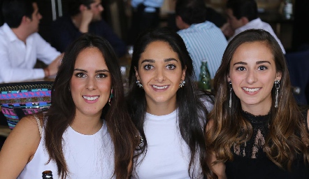  Clau Antunes, Isa Villanueva y Sofía Prieto.