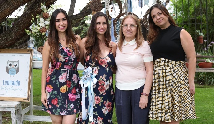  Verónica, Karla y Martha Luquín con su mamá, Guillermina Martell.