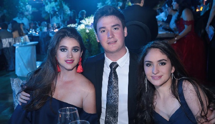  Alejandra, Antonio y Andrea Obregón.