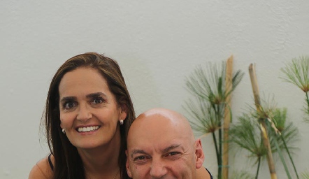   Gabriela Villanueva de González y Carlos González.