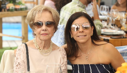  Tere Ducoulumbier con su hija Maritere García.