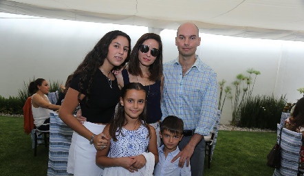  María José con la familia González Güemes.
