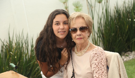  María José González con su abuela materna Tere Ducoulumbier.