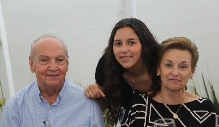  María José con sus abuelos paternos Carlos González y Yuya Marti de González.