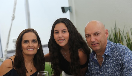  Gabriela Villanueva, María José González y Carlos González.