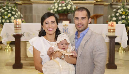  Adriana Concha y Ricardo Pérez con su ahijada Martina.