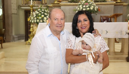  Martina con sus abuelos maternos Fermín Villar y Gladys Farías de Villar.
