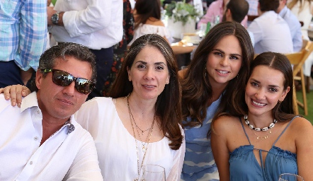  Gustvo González, Gaby Aranda, Marianne Velasco y Paloma González.