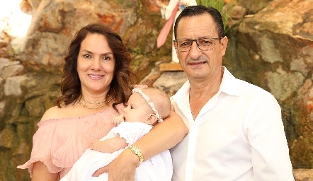 Claudia Revuelta y Alejandro Díaz De León con su nieta Natalia.