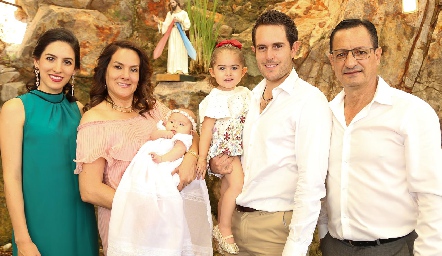  Claudia Díaz De León, Claudia Revuelta, Natalia, Inés, Carlos Del Valle y Alejandro Díaz de León.