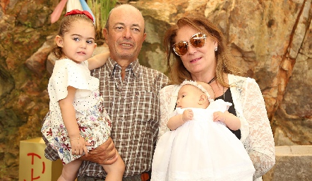  Carlos Del Valle y Begoña Ruiz con sus nietas Inés y Natalia.