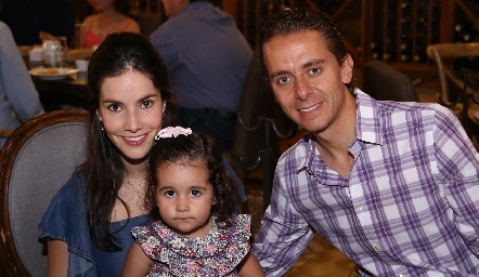  Mary Carmen Meade y José Alberto Torres con su hija Fer.