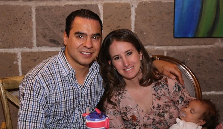  Mauricio García y María José Andrés con su bebé.