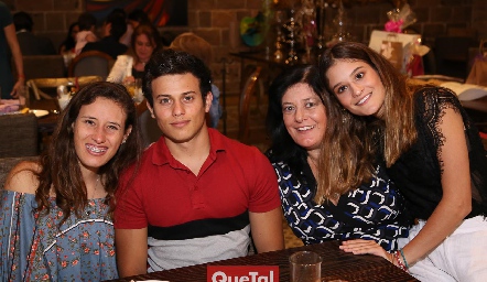  Luly, Diego y Sofi Medina con su mamá Lourdes Del Valle.