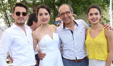 Enrique con sus hijos Enrique, Gaby y Marcela Díaz Infante.