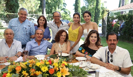  Enrique acompañado de sus hijas y buenos amigos.