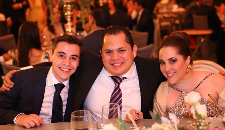  Alejandro, Alfredo Falcón y Adriana Alonso.
