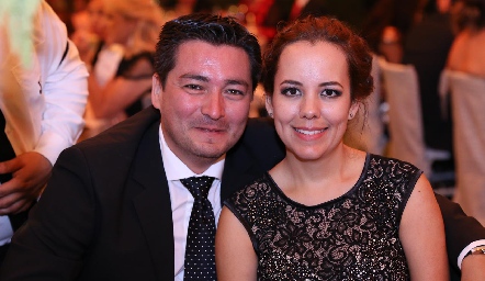  Acompañaron a los novios.