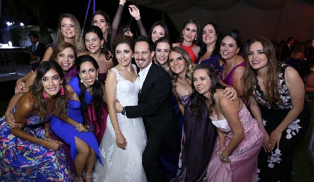  Los novios con sus amigas.