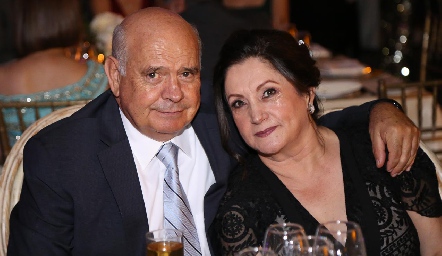  Alejandro Hernández y Ana Bertha Vázquez .