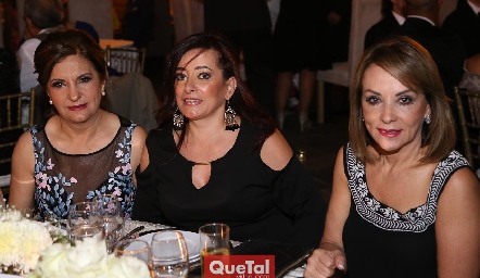  Teresa Vázquez, Loraine Chevaile y Bety de la Torre.