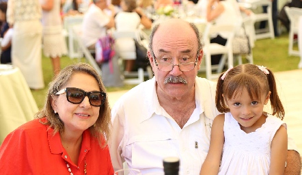  Alejandra Canales, Roberto López Palau y Sofía .