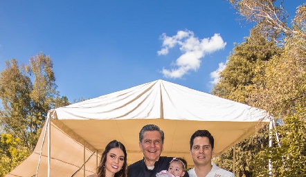  Montse Gallegos y Henry Garza con su hija María y el Arzobispo Gustavo García Siller.