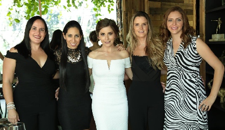  Claudia con sus amigas y testigos, Rosa Rivadeneira Faz, Mariana Rodríguez, Paola Celis y María José Pietrasanta.