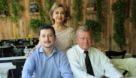  Horacio Lizaola con sus papás, Kena Díaz de León y Heriberto Lizaola.