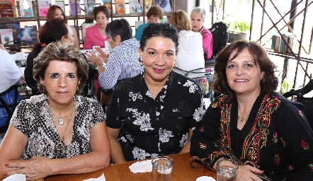   Rocío Coello, Gaby Becerra y Fabiola González.