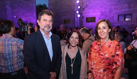  Armando Herrera Silva, Marcela Díez Martínez y Lorena Valle, Presidenta del Sistema DIF Estatal.