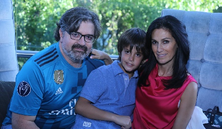  Alejandro con sus papás Jorge Lozano y Yara Nagore. 