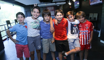  Alejandro con sus amigos.