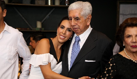  Mariana Tobías con su abuelo Abraham Tobías.