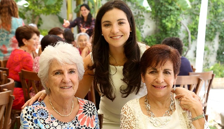  Yusa de la Rosa con sus abuelas Yusa Mendizábal y Alicia Dibildox.