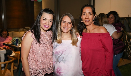  Cassandra Mendoza, Paloma Espinosa y Cecilia González.