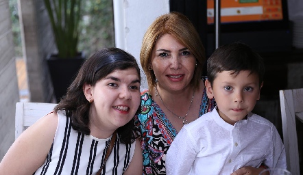  Moni Quintanilla, Ana Rodríguez y Julián.