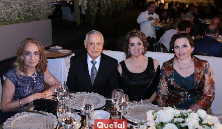 Loris Medina, José Luis Curiel, Laura Torre de Curiel y Gabriela Gómez.
