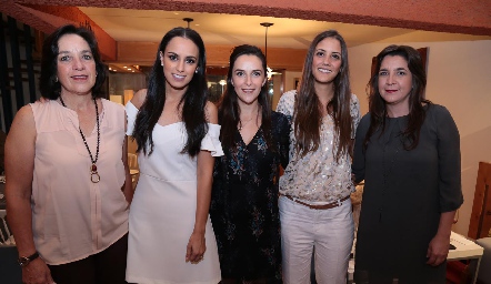  Natalia Leal con las organizadoras de su despedida, Cuca Díaz Infante de Zárate, Mónica Zárate, Cristy Rivero y Claudia Zárate.