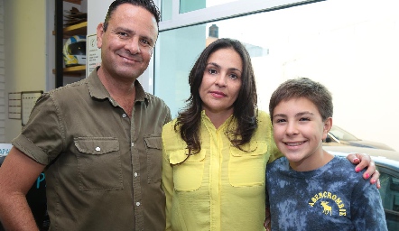  Alan Rosales, Raquel Jiménez y Anuar Rosales.