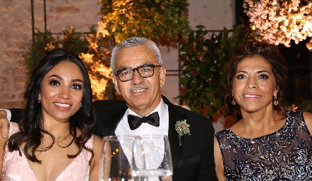  Gabriela , Jorge y Juanita Palos.