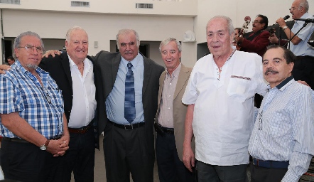  Mario Güemes con sus mejores amigos.