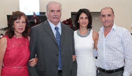  Lucía, Mario y María Elena Güemes con Jesús González H.