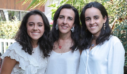  Montse Gómez con sus dos hijas, Montse y Cecilia García.