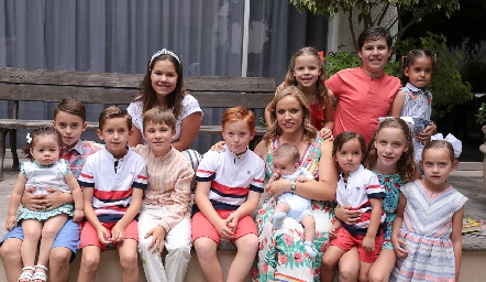  Mariana con sus hijos y sus sobrinos.