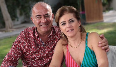  Rafael Olmos y Adriana Carrera de Olmos.