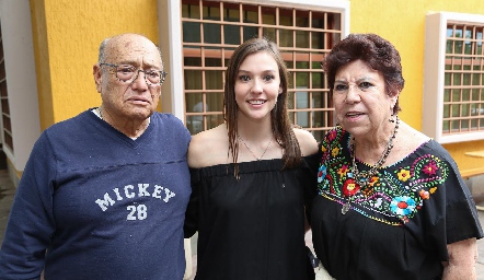  Ale Morales con sus abuelos José y Yolanda Morales.