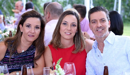  Martha, Mariana y Marcelo Galán.