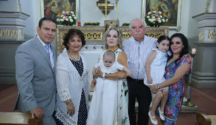  Arturo con sus papás, hermana y abuelos.