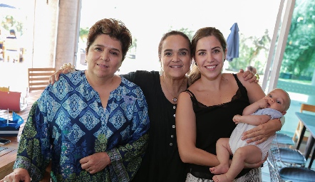  Claudia, Elisa y Paulina Robles con el pequeño Emilio Granados.